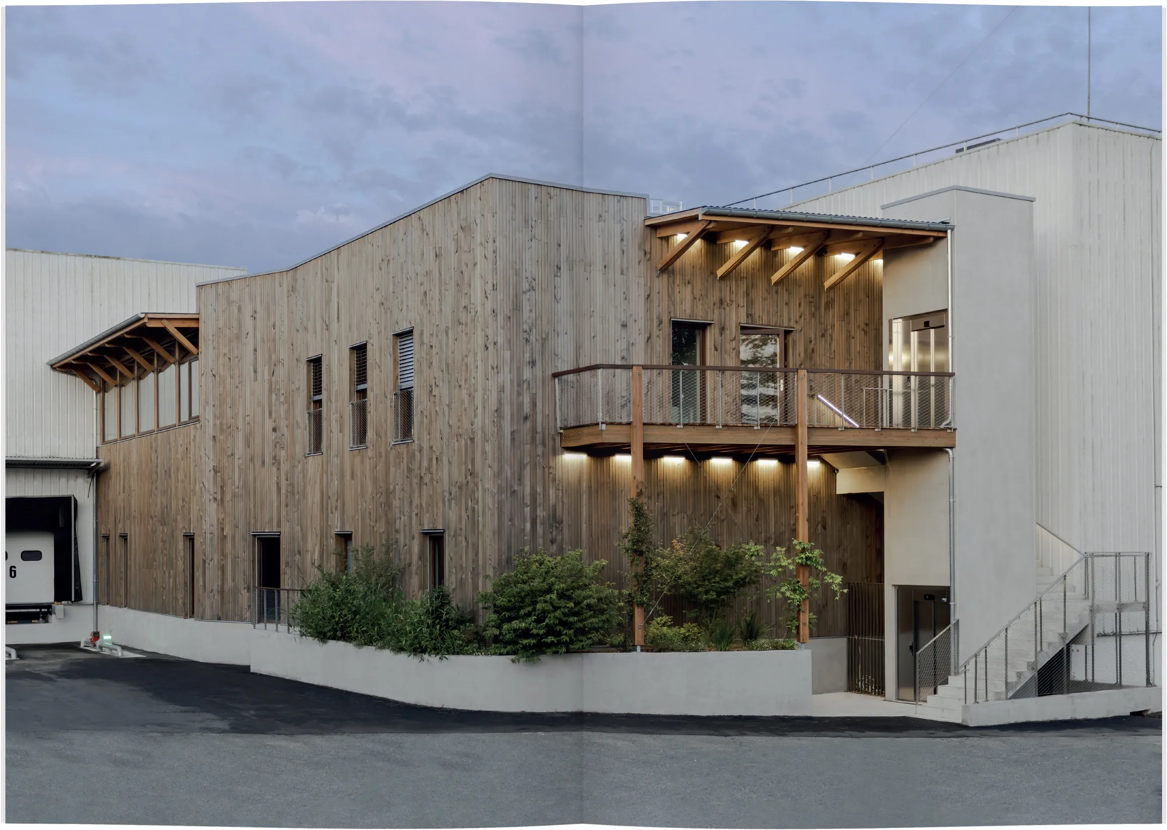 Photographie architecturale extérieure des laboratoires Renaudin à Itxassou — intégration dans dossier de presse print, graphiste freelance Toulouse, Occitanie