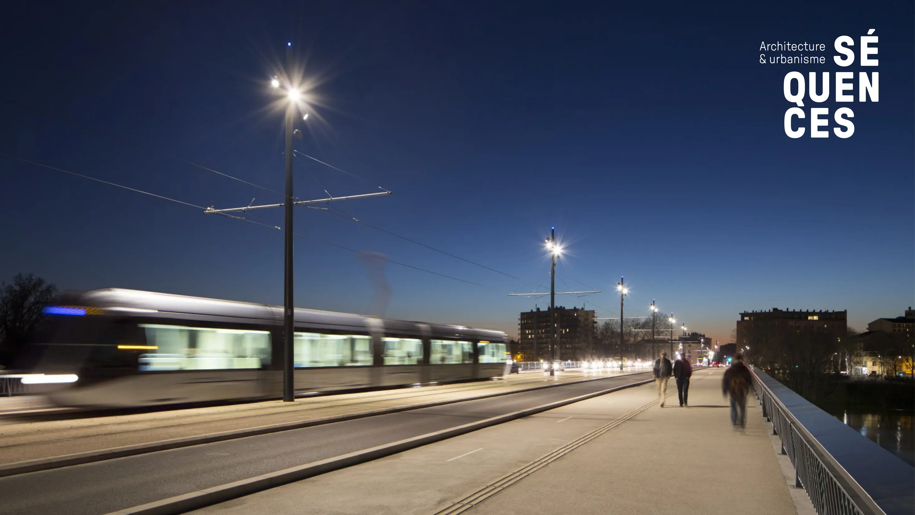 Application de l'identité visuelle Séquences sur photographie nocturne de tramway — design graphique pour bureau d'études infrastructure urbaine, graphiste Toulouse, Occitanie