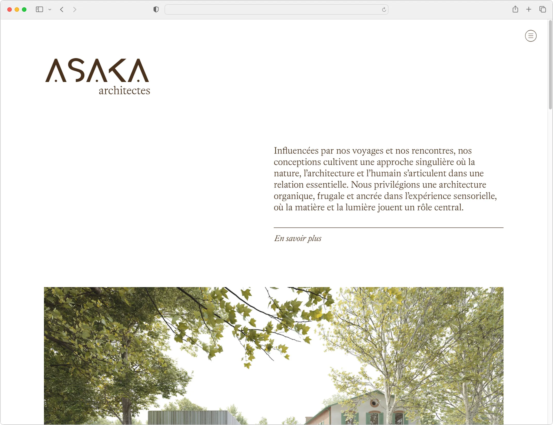 Page d'accueil du site Asaka Architectes — webdesign minimaliste avec grande photographie architecturale, graphiste freelance Toulouse, Occitanie