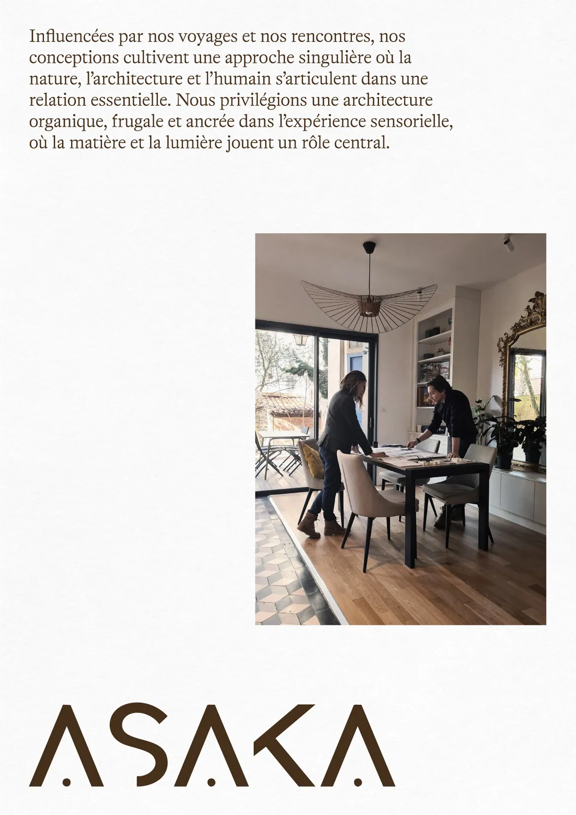 Page de présentation de l'agence Asaka Architectes — webdesign avec photo d'équipe, identité visuelle pour cabinet d'architecture, graphiste freelance Toulouse