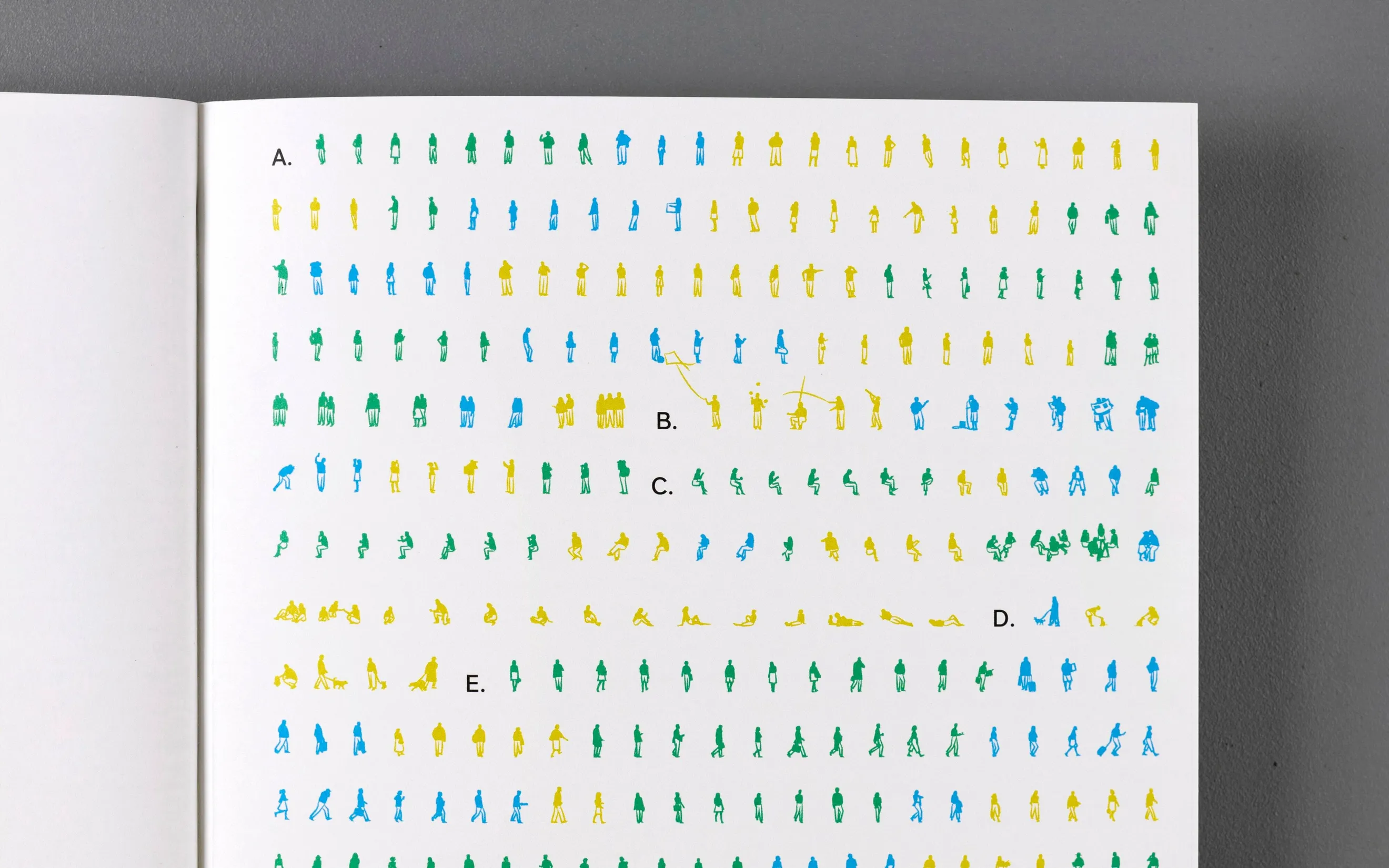 Double page avec illustrations de personnages colorés dans le livre Architecture enrichie — design éditorial avec illustration pour monographie architecturale, graphiste freelance Toulouse, Occitanie
