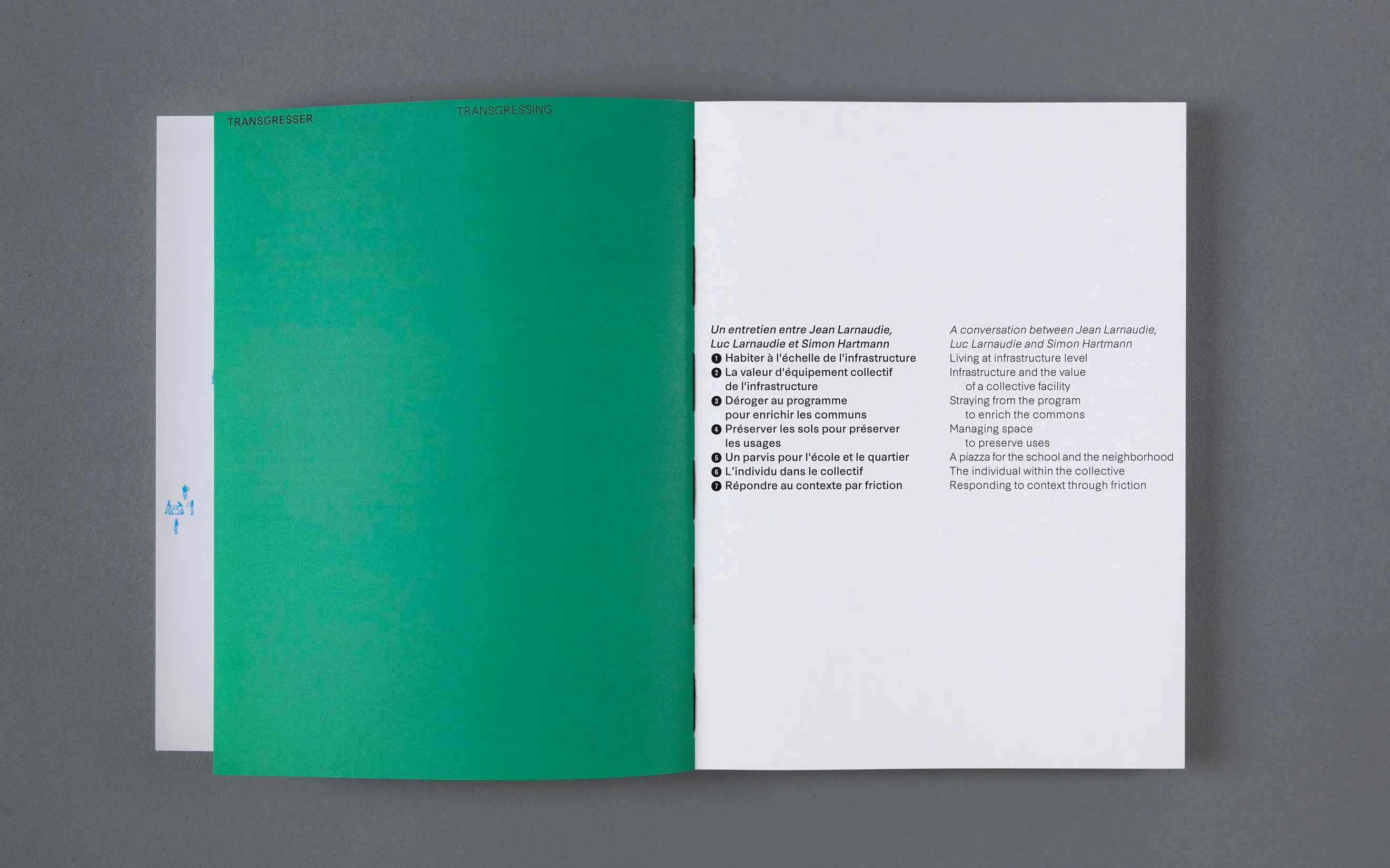 Double page d'ouverture verte du livre Architecture enrichie — design éditorial de monographie pour agence d'architecture, graphiste freelance Cahors, Occitanie