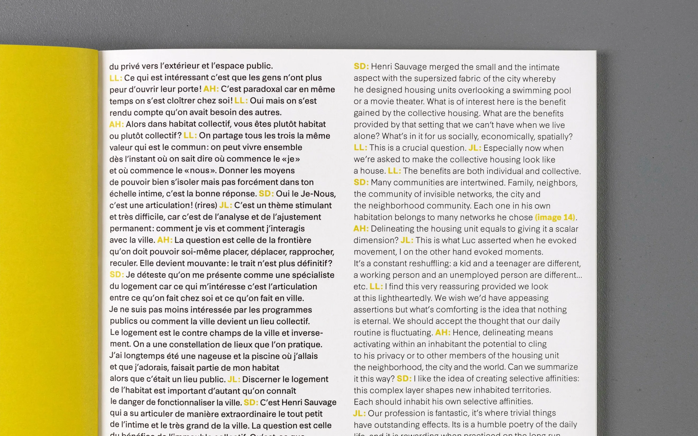 Double page texte bilingue dense du livre Architecture enrichie — design éditorial pour monographie architecturale bilingue, graphiste freelance Toulouse, Occitanie