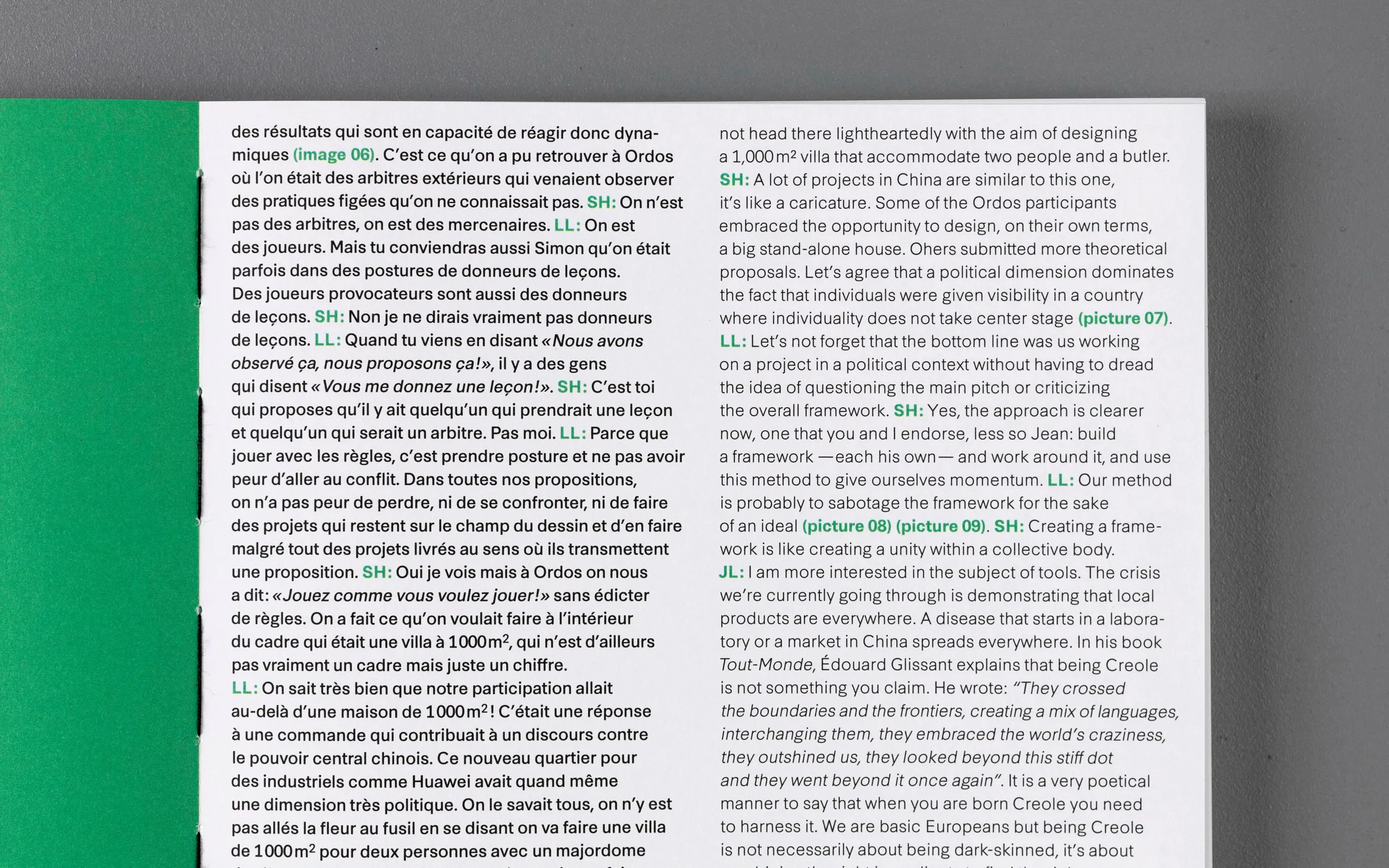 Double page texte bilingue du livre Architecture enrichie de scalene architectes — design éditorial pour monographie architecturale bilingue, graphiste freelance Occitanie