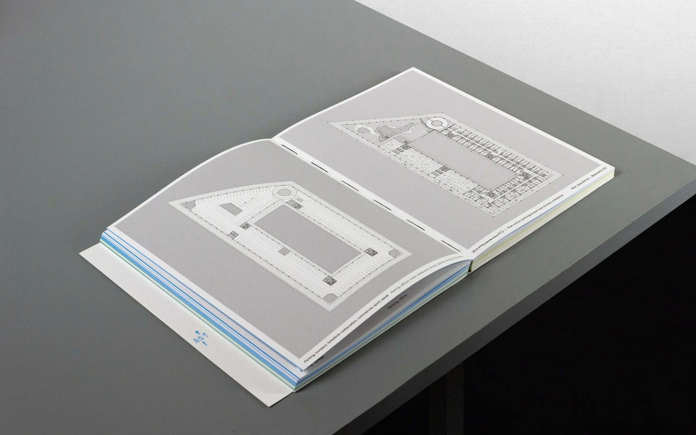 Livre Architecture enrichie ouvert sur une section bleue — mise en page print d'ouvrage de monographie pour agence d'architecture, graphiste freelance Toulouse, Occitanie