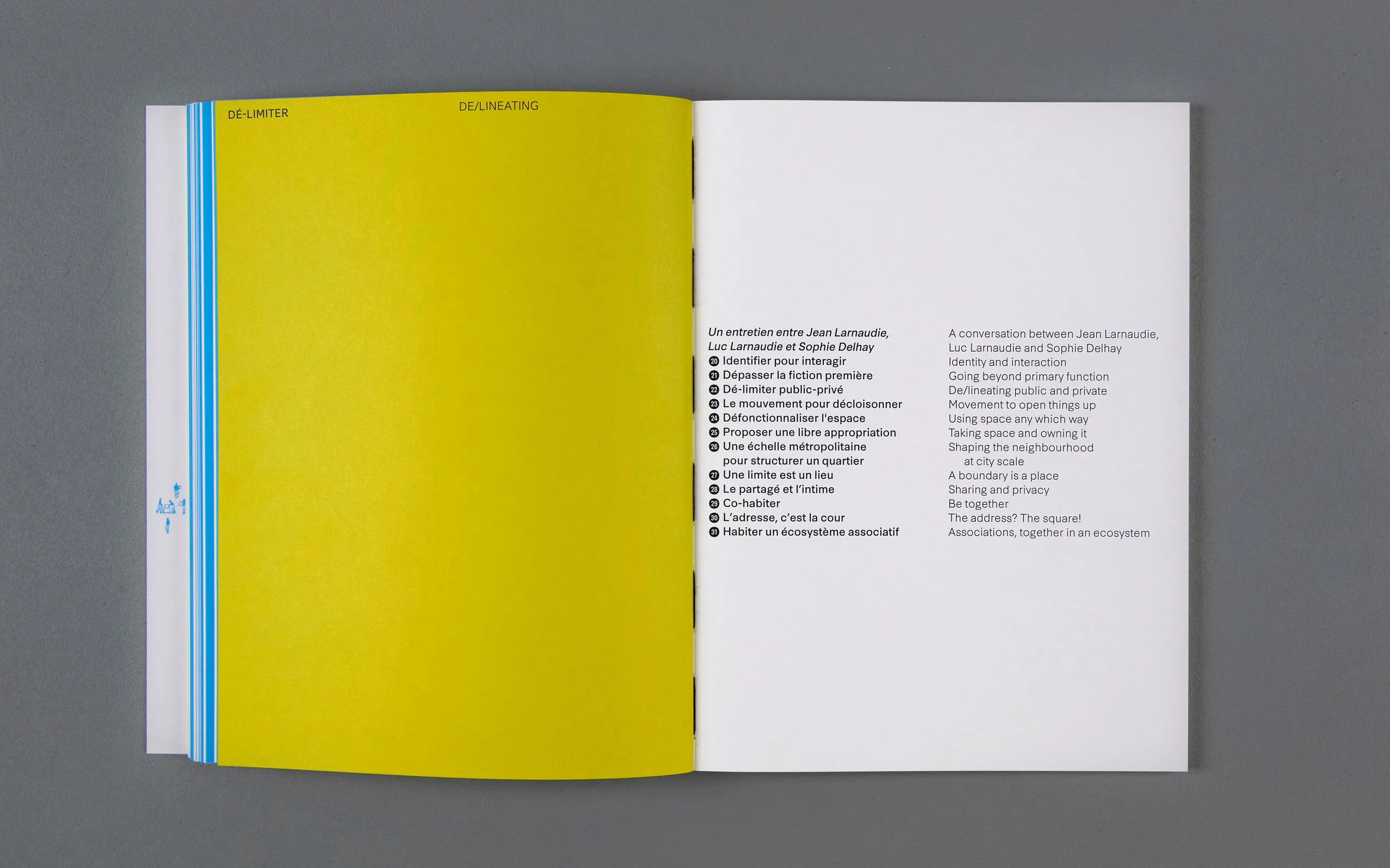 Double page jaune avec texte du livre Architecture enrichie de scalene architectes — conception graphique avec code couleur pour monographie d'architecture, graphiste freelance Toulouse, Occitanie