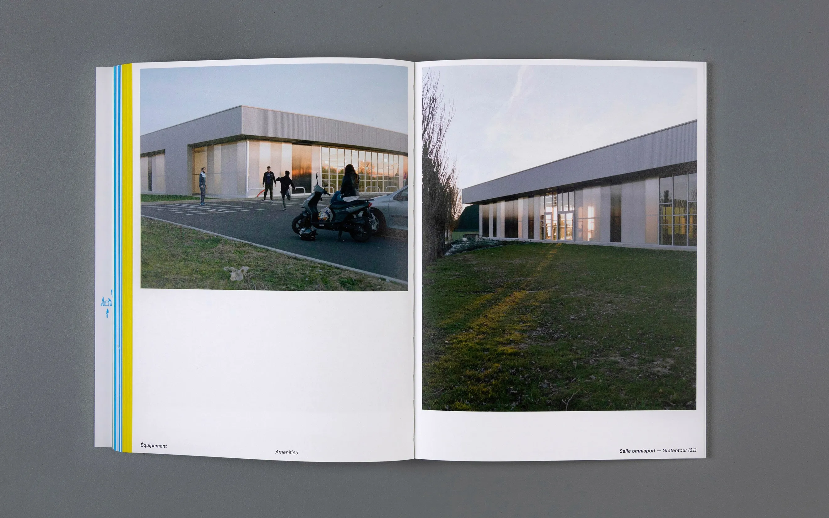 Double page photographique de bâtiment dans le livre Architecture enrichie — mise en page print pour publication de monographie architecturale, graphiste freelance Occitanie
