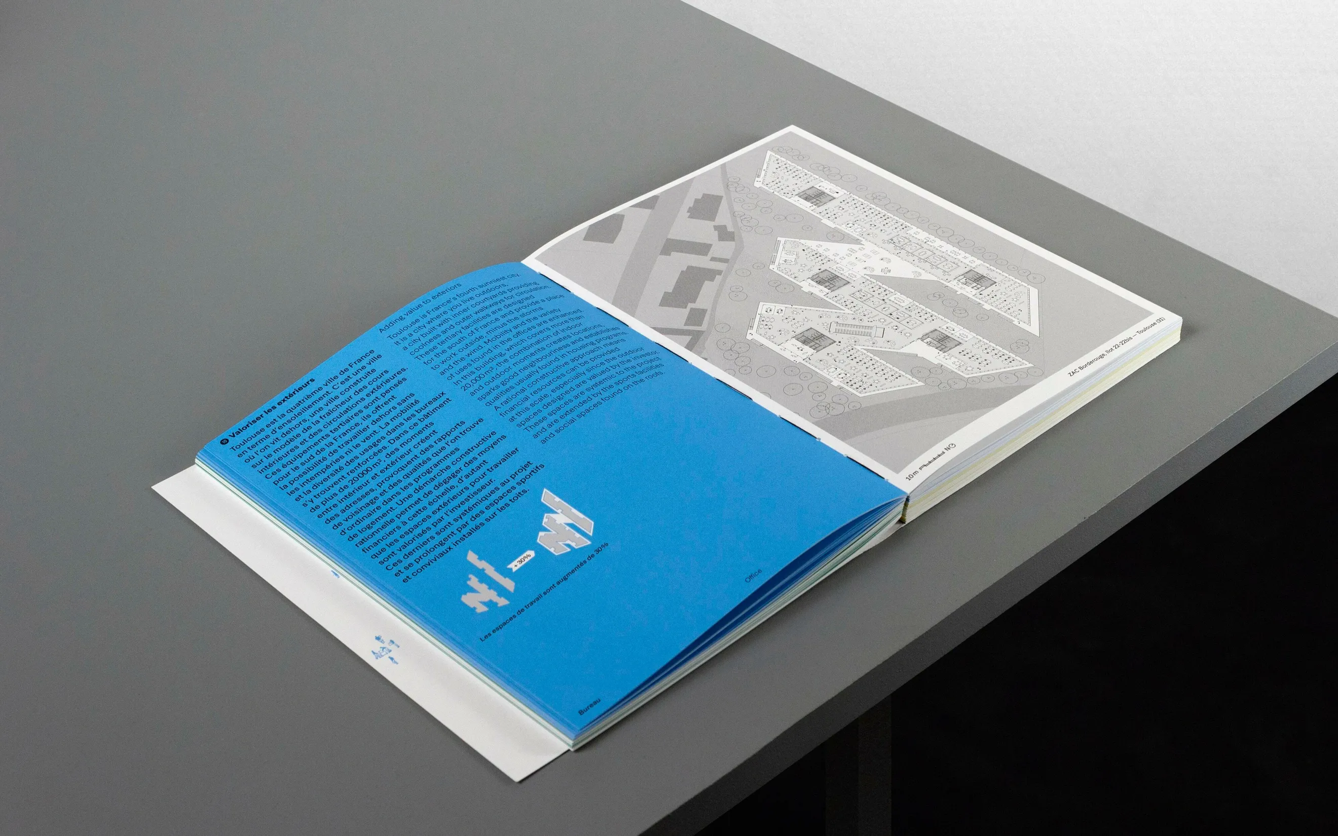 Double page bleue avec plan architectural dans le livre Architecture enrichie — design éditorial pour monographie d'agence d'architecture, graphiste freelance Toulouse, Occitanie
