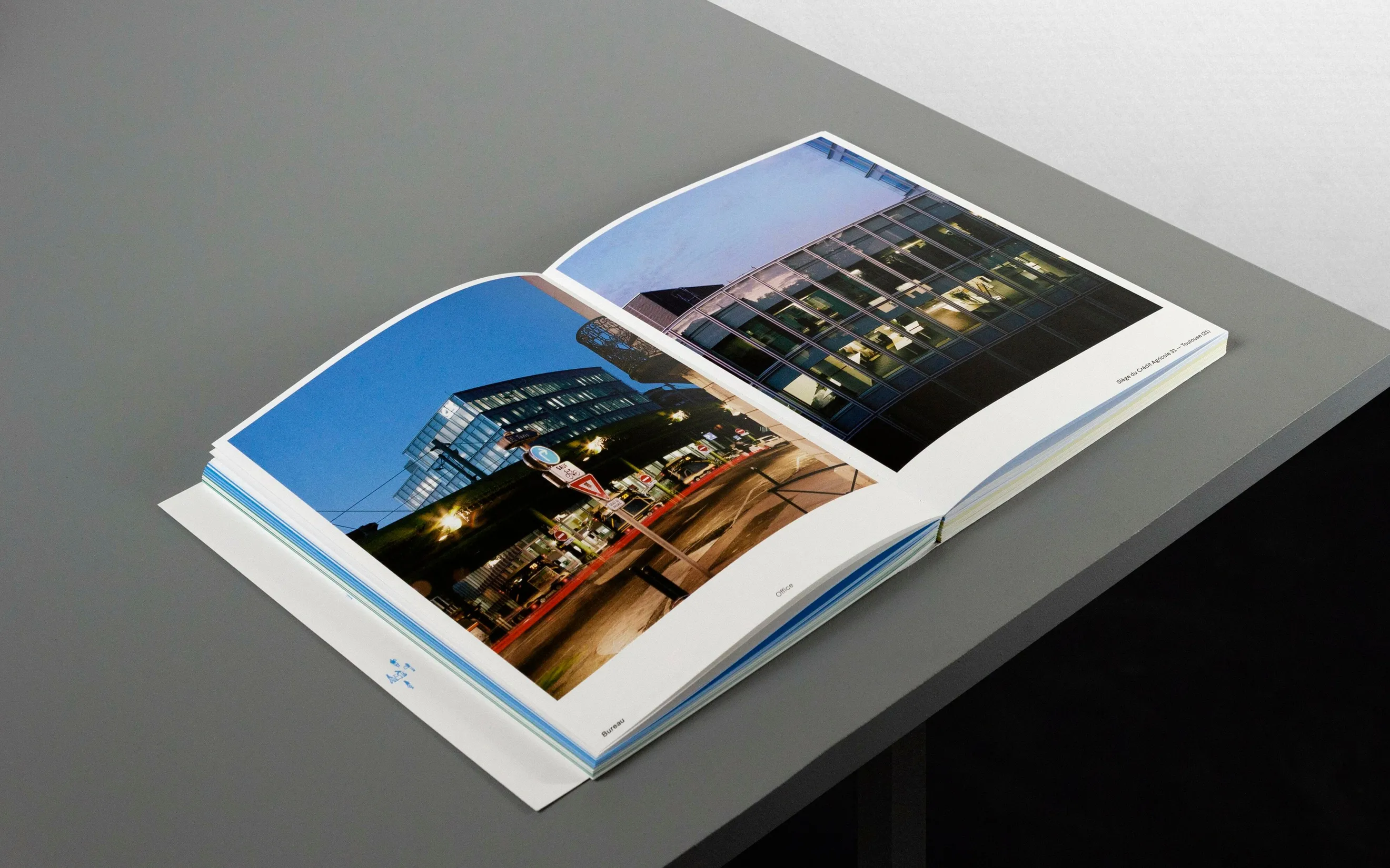 Livre Architecture enrichie ouvert sur une double page photographique — design éditorial print pour ouvrage de monographie architecturale, graphiste freelance Occitanie