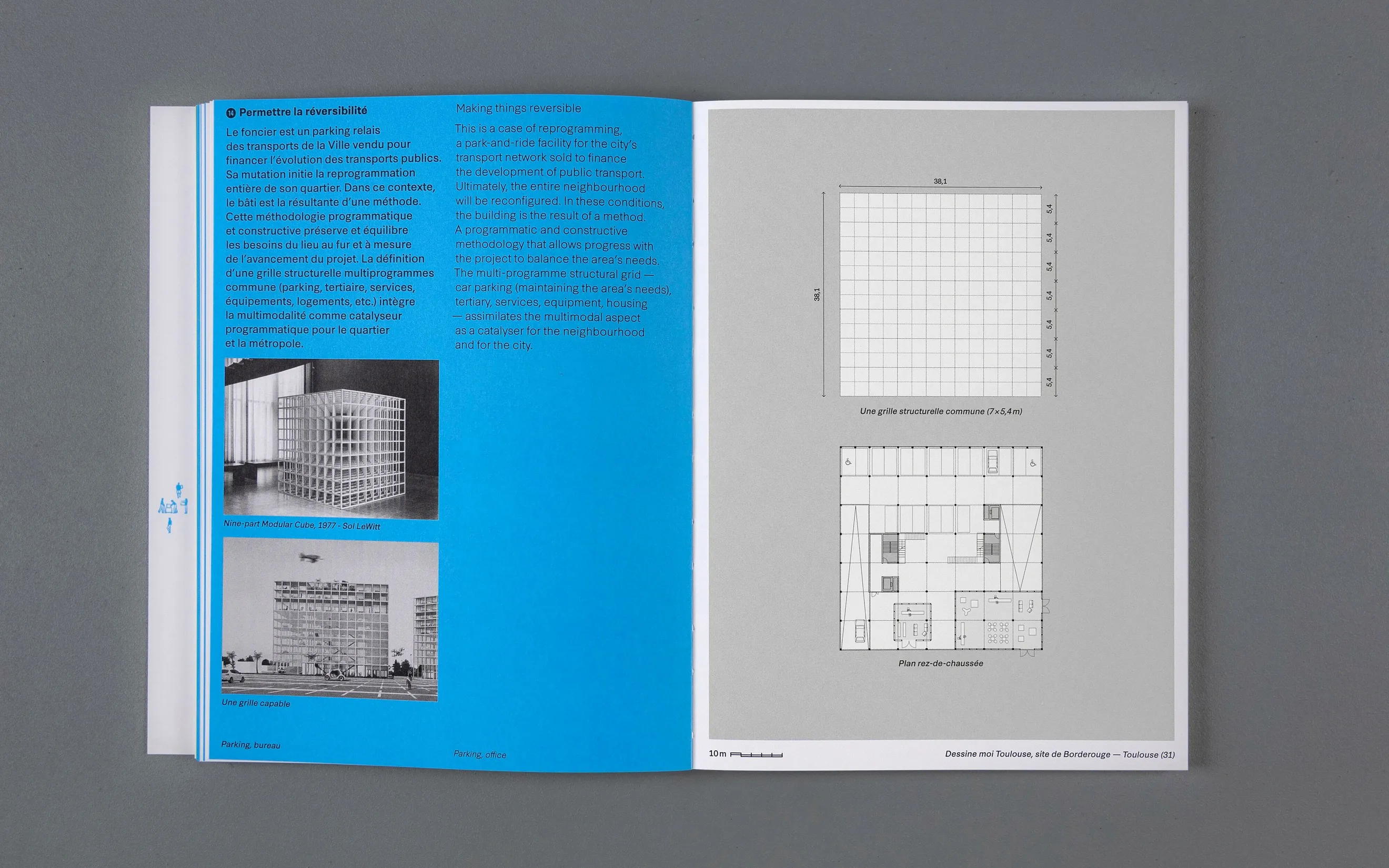 Double page bleue avec photographies et plans du livre Architecture enrichie — conception graphique d'ouvrage architectural avec code couleur par chapitre, graphiste freelance Cahors, Occitanie