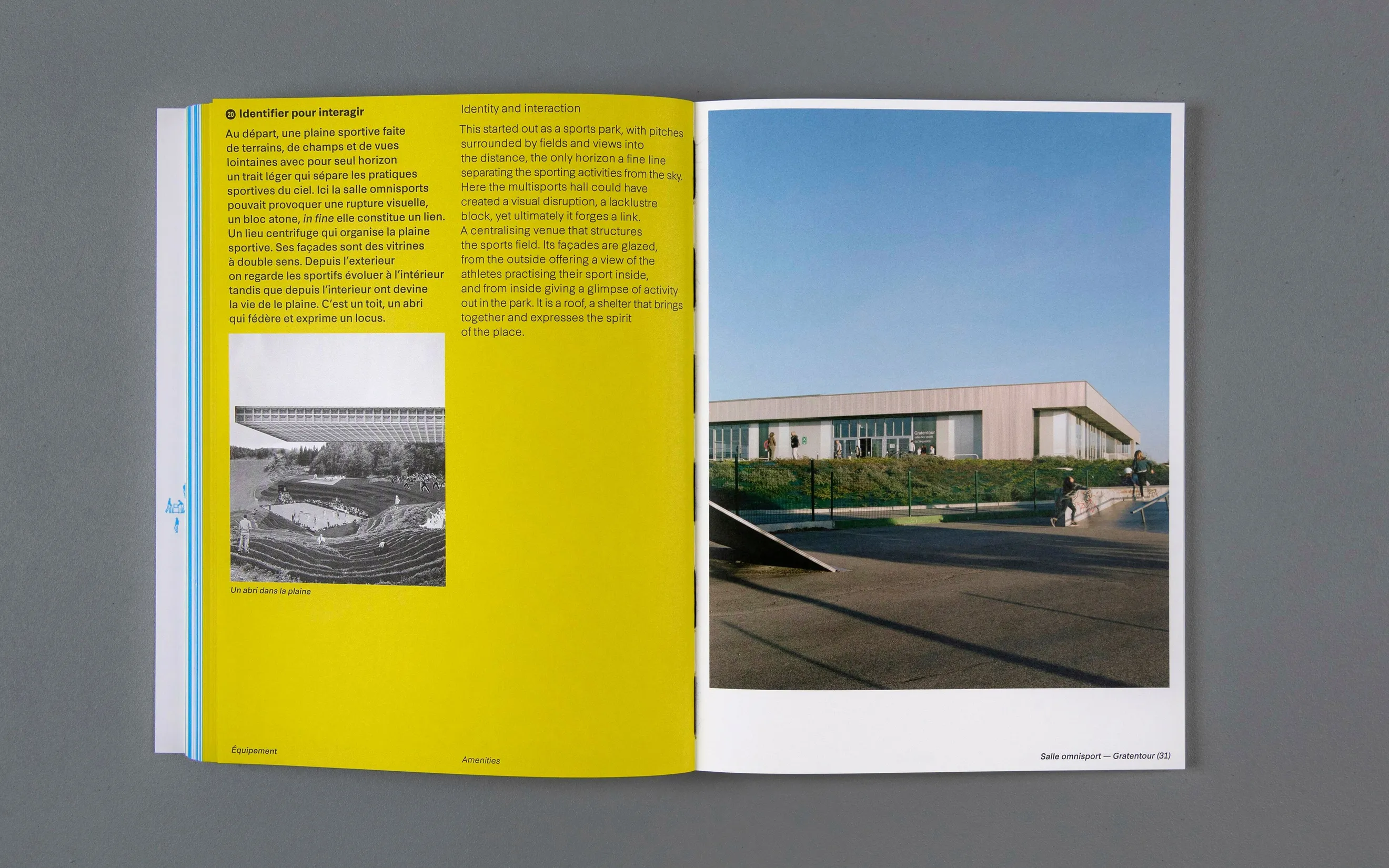 Double page jaune avec photographie et texte dans le livre Architecture enrichie — conception graphique éditoriale pour ouvrage d'architecture, graphiste freelance Cahors, Occitanie