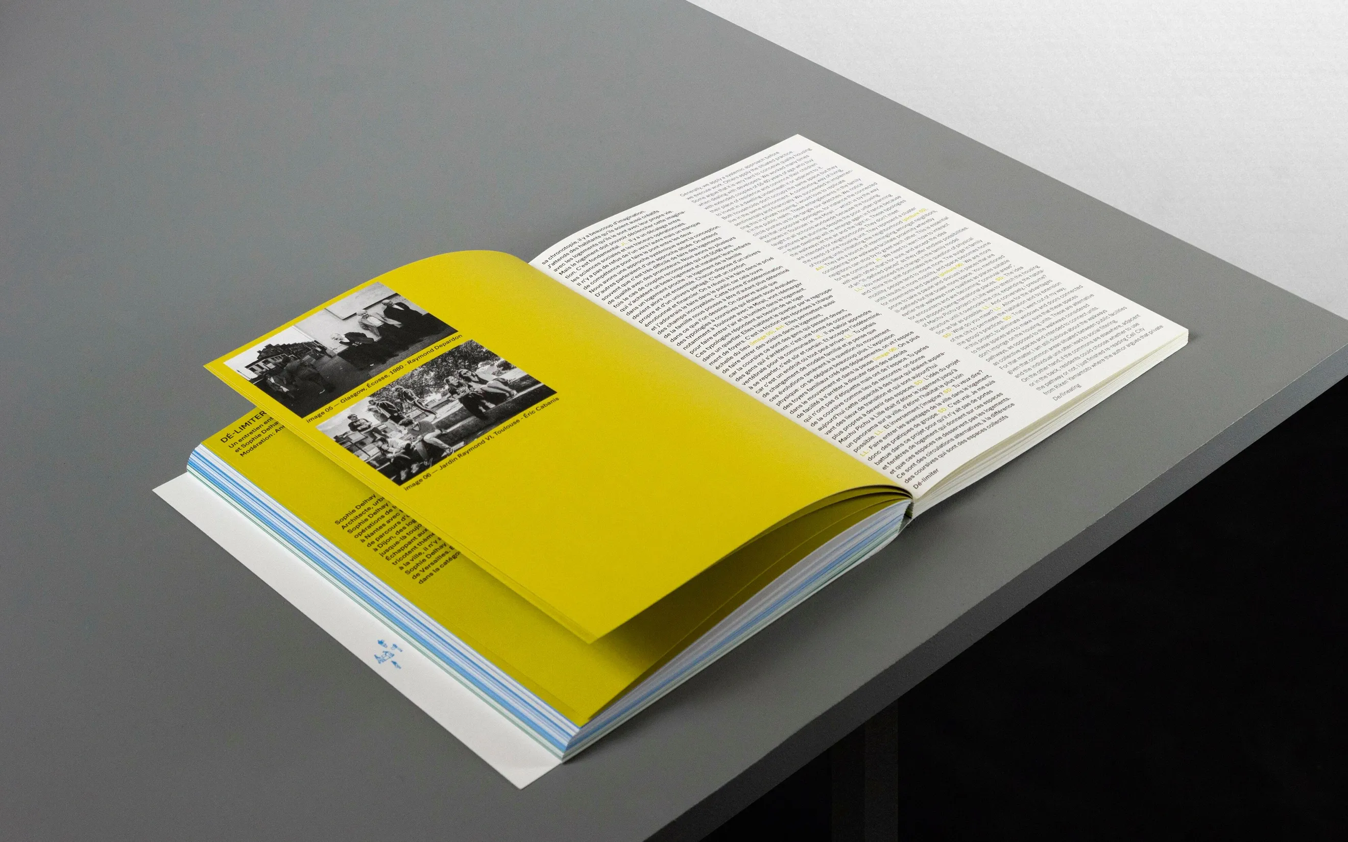 Livre Architecture enrichie ouvert sur une section jaune — mise en page print d'ouvrage architectural avec palette chromatique, graphiste freelance Montauban, Occitanie