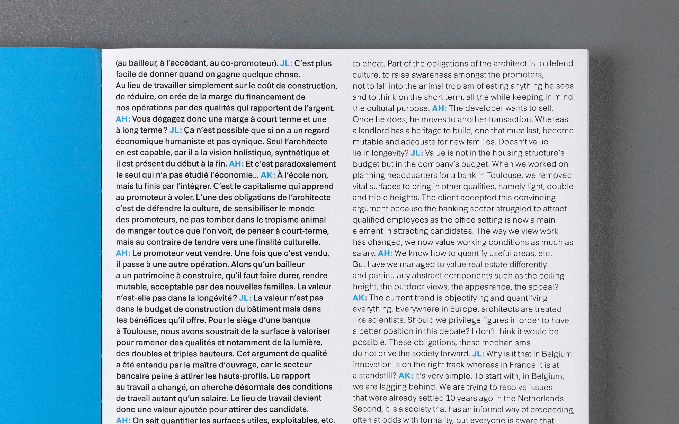 Double page texte bilingue section bleue du livre Architecture enrichie — mise en page éditoriale pour publication architecturale, graphiste freelance Occitanie