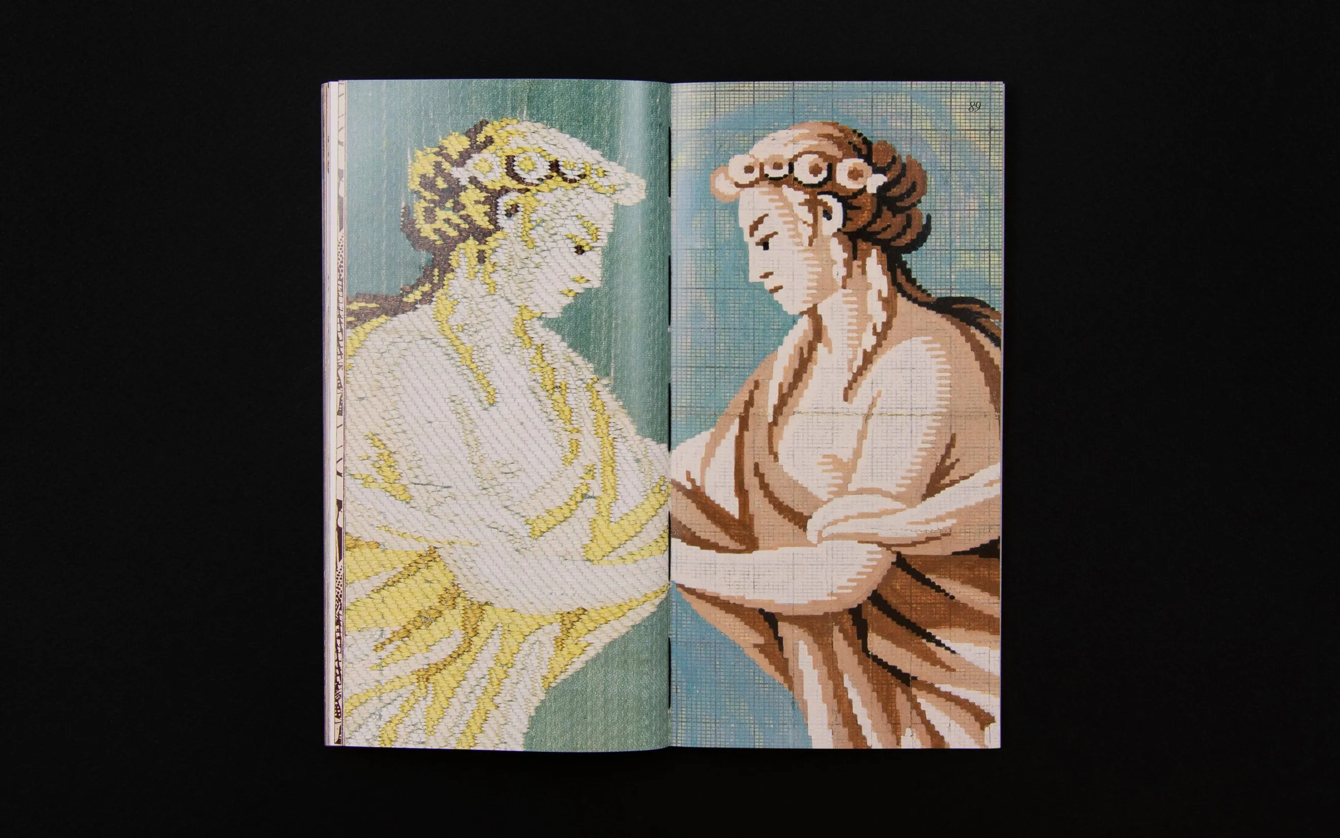 Double page illustrée du livret de présentation du Musée des Tissus de Lyon — conception graphique éditoriale pour publication de musée patrimonial, graphiste freelance Toulouse, Occitanie