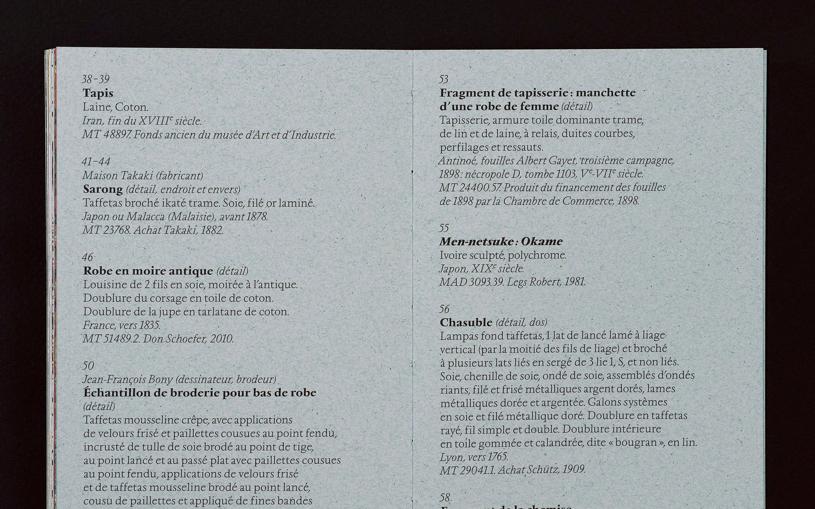 Double page de légendes d'œuvres du livret de présentation du Musée des Tissus de Lyon — mise en page print sobre pour publication institutionnelle, graphiste freelance Occitanie