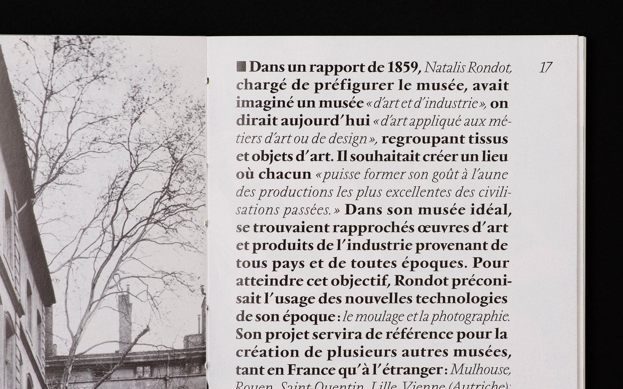 Double page texte et photographie du livret de présentation du Musée des Tissus de Lyon — conception graphique éditoriale pour publication de musée patrimonial, graphiste freelance Toulouse, Occitanie
