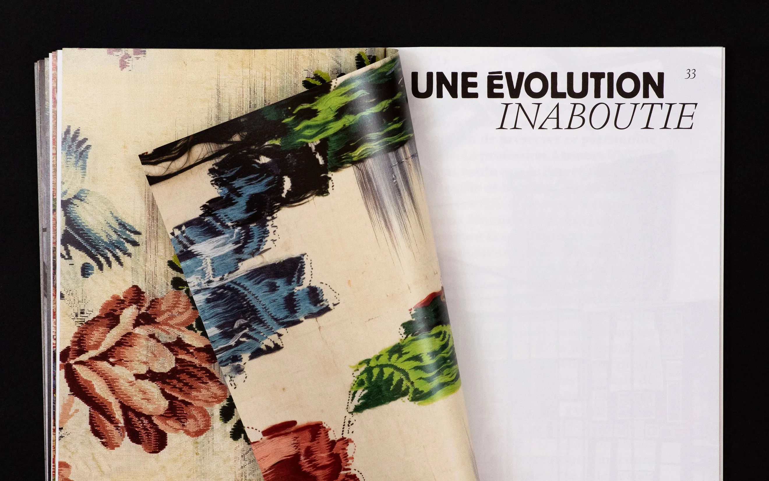 Double page Une évolution inaboutie dans le livret du Musée des Tissus de Lyon — mise en page print avec typographie et illustration textile, graphiste freelance Occitanie
