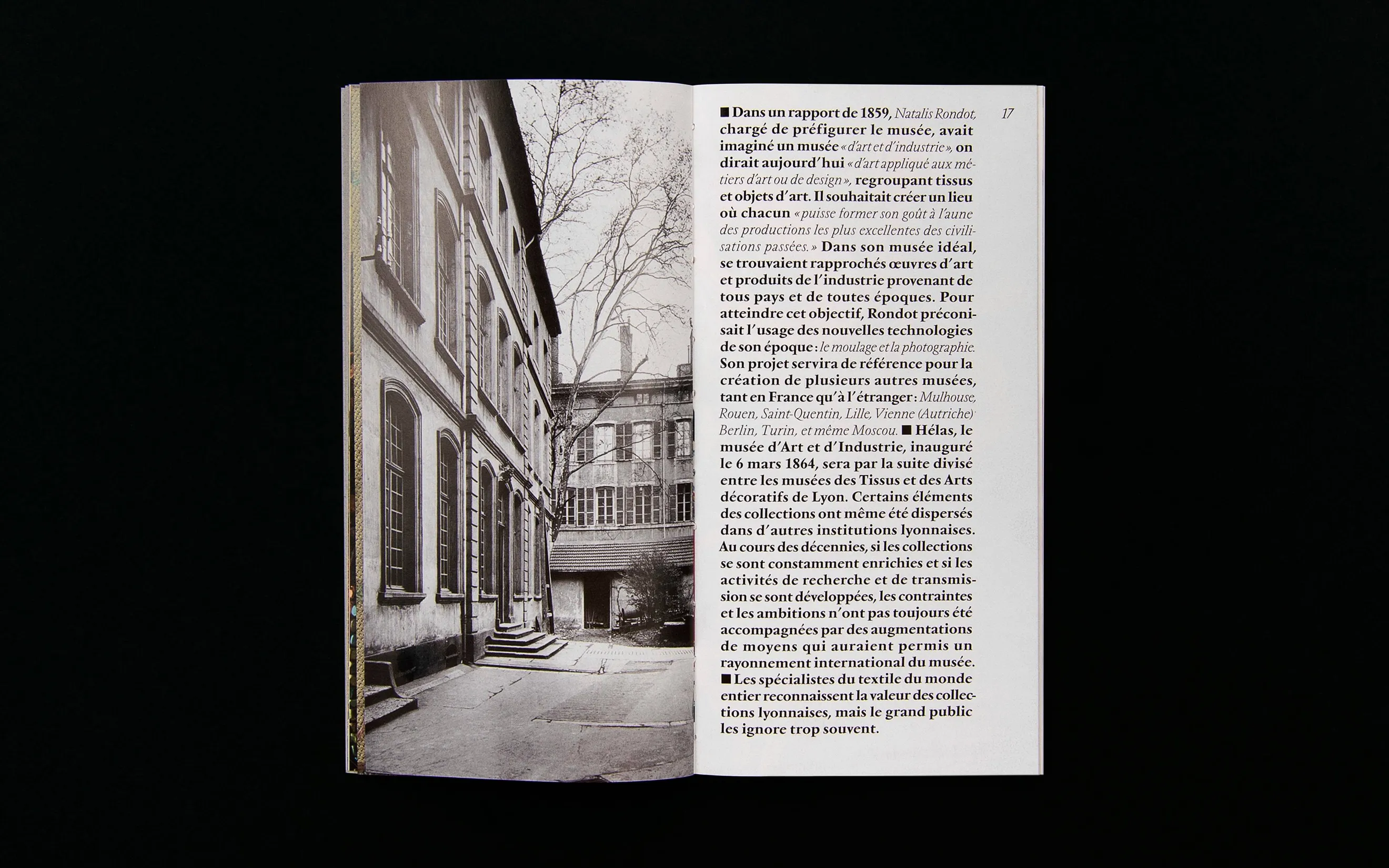 Double page photographique architecturale dans le livret du Musée des Tissus de Lyon — design éditorial pour présentation de musée patrimonial lyonnais, graphiste freelance Toulouse, Occitanie