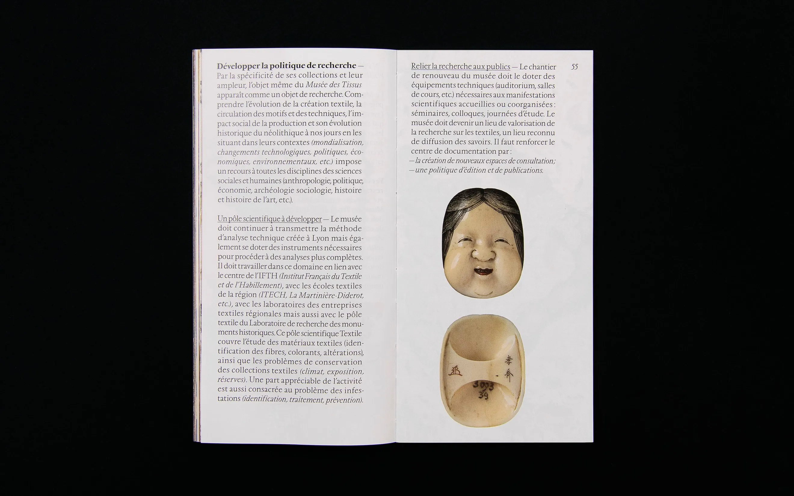 Double page avec reproductions d'œuvres dans le livret du Musée des Tissus de Lyon — mise en page print pour publication muséale, graphiste freelance Montauban, Occitanie
