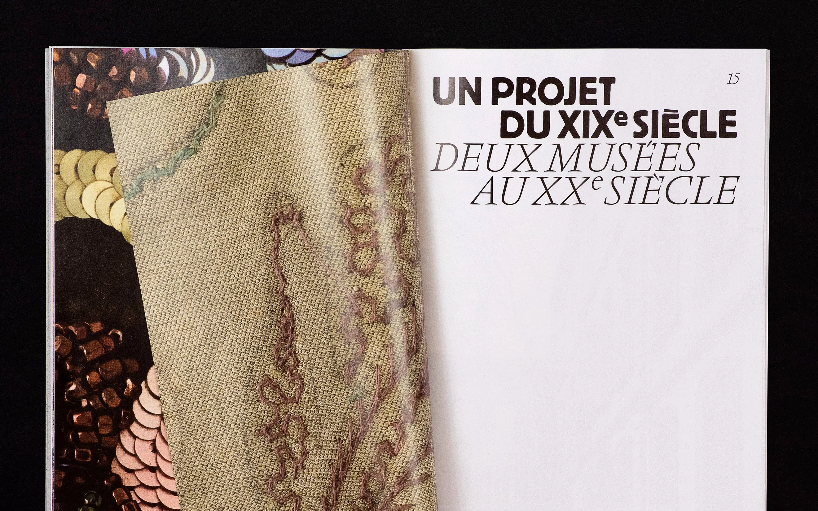 Double page historique du livret du Musée des Tissus de Lyon — design éditorial avec typographie expressive pour publication muséale, graphiste freelance Toulouse, Occitanie
