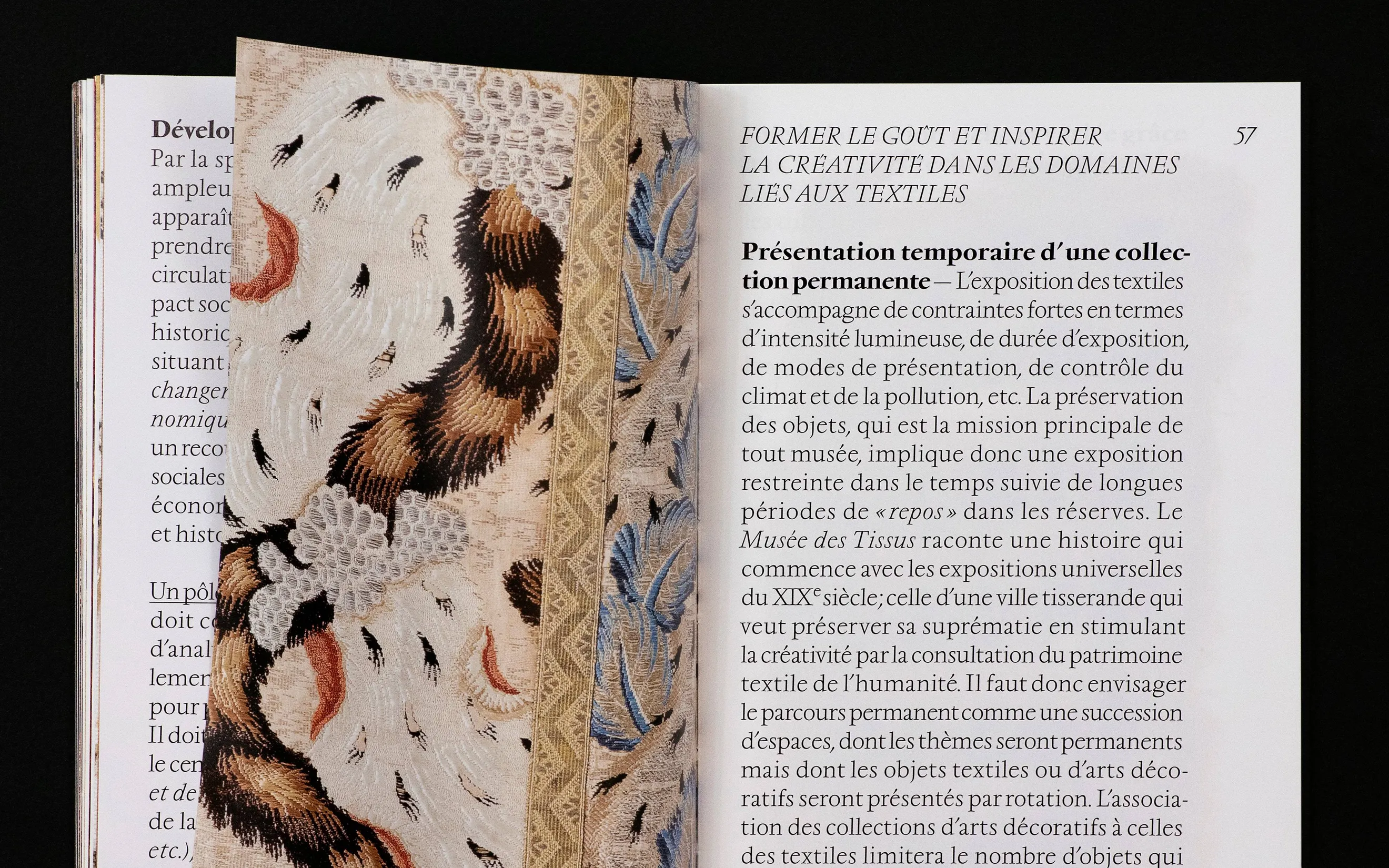 Double page texte et reproduction de motif textile dans le livret du Musée des Tissus de Lyon — conception graphique éditoriale pour musée de la soierie, graphiste freelance Cahors, Occitanie