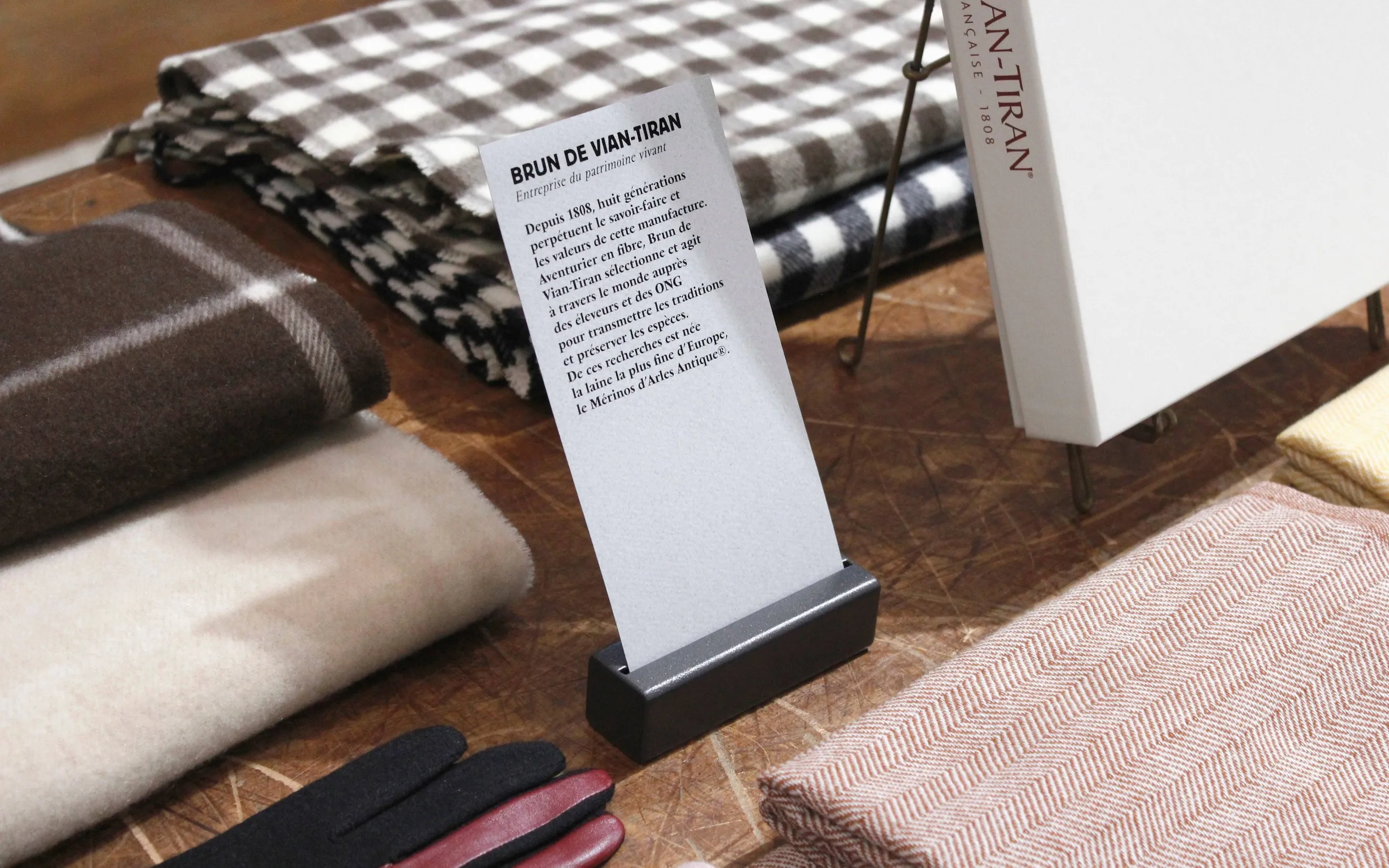 Cartels signalétiques avec échantillons de tissus au Musée des Tissus de Lyon — design de supports d'information pour présentation de collection textile, graphiste freelance Cahors, Occitanie