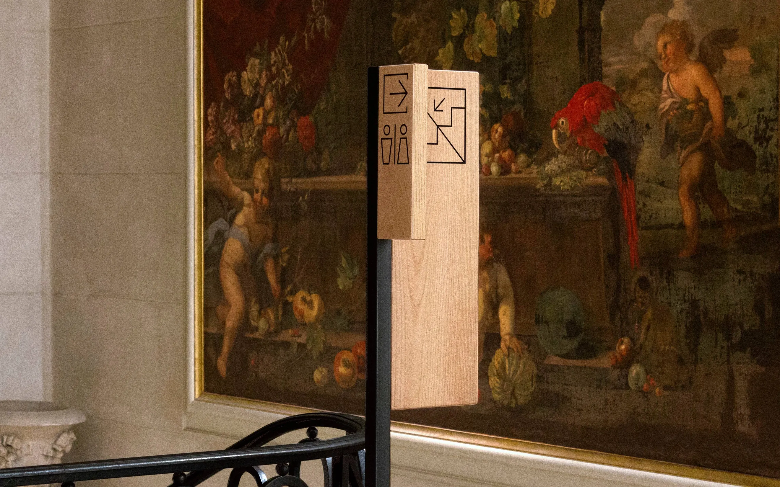 Totem directionnel de la signalétique du Musée des Tissus de Lyon devant collection permanente — design de signalétique pour musée patrimonial, graphiste freelance Toulouse, Occitanie