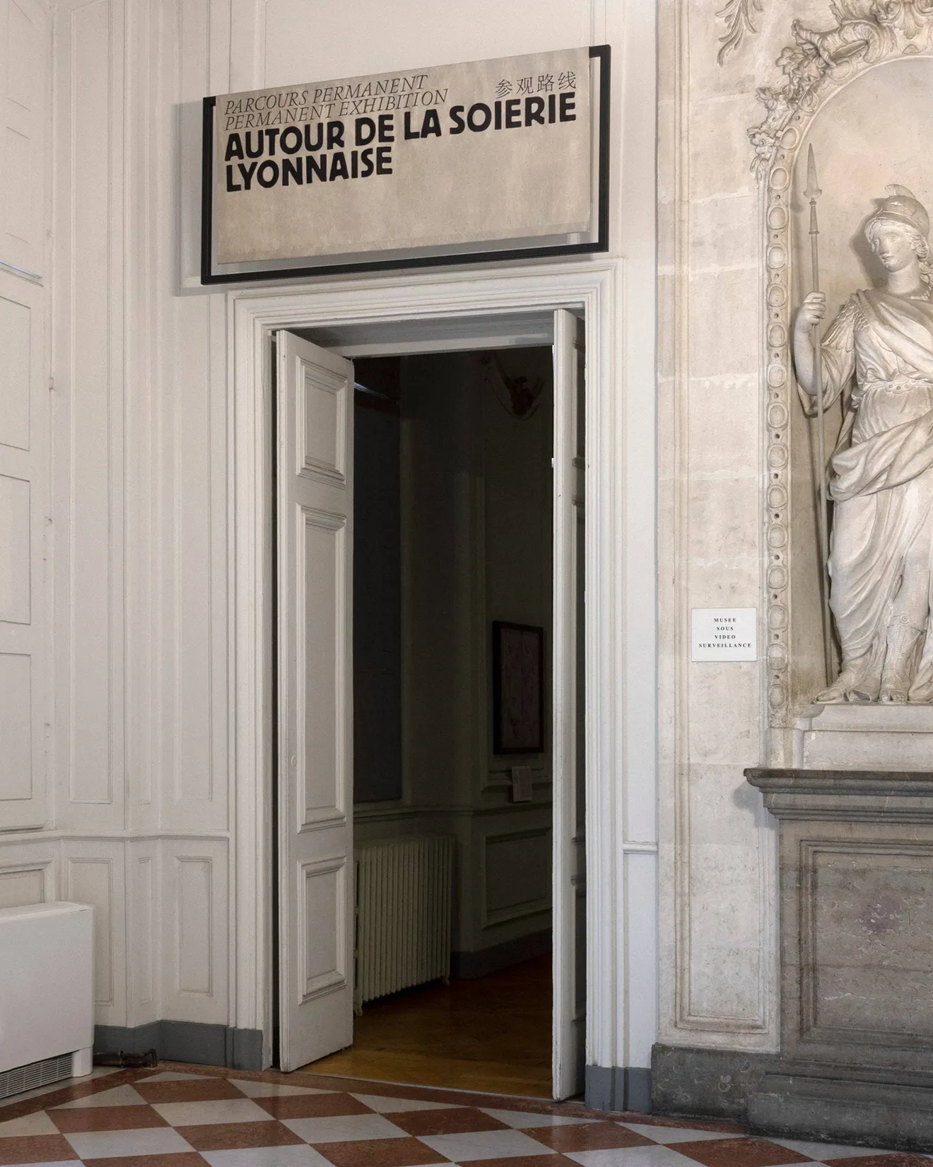 Panneau d'entrée de salle Autour de la Soierie Lyonnaise au Musée des Tissus de Lyon — design de signalétique muséale pour collection permanente, graphiste freelance Toulouse, Occitanie