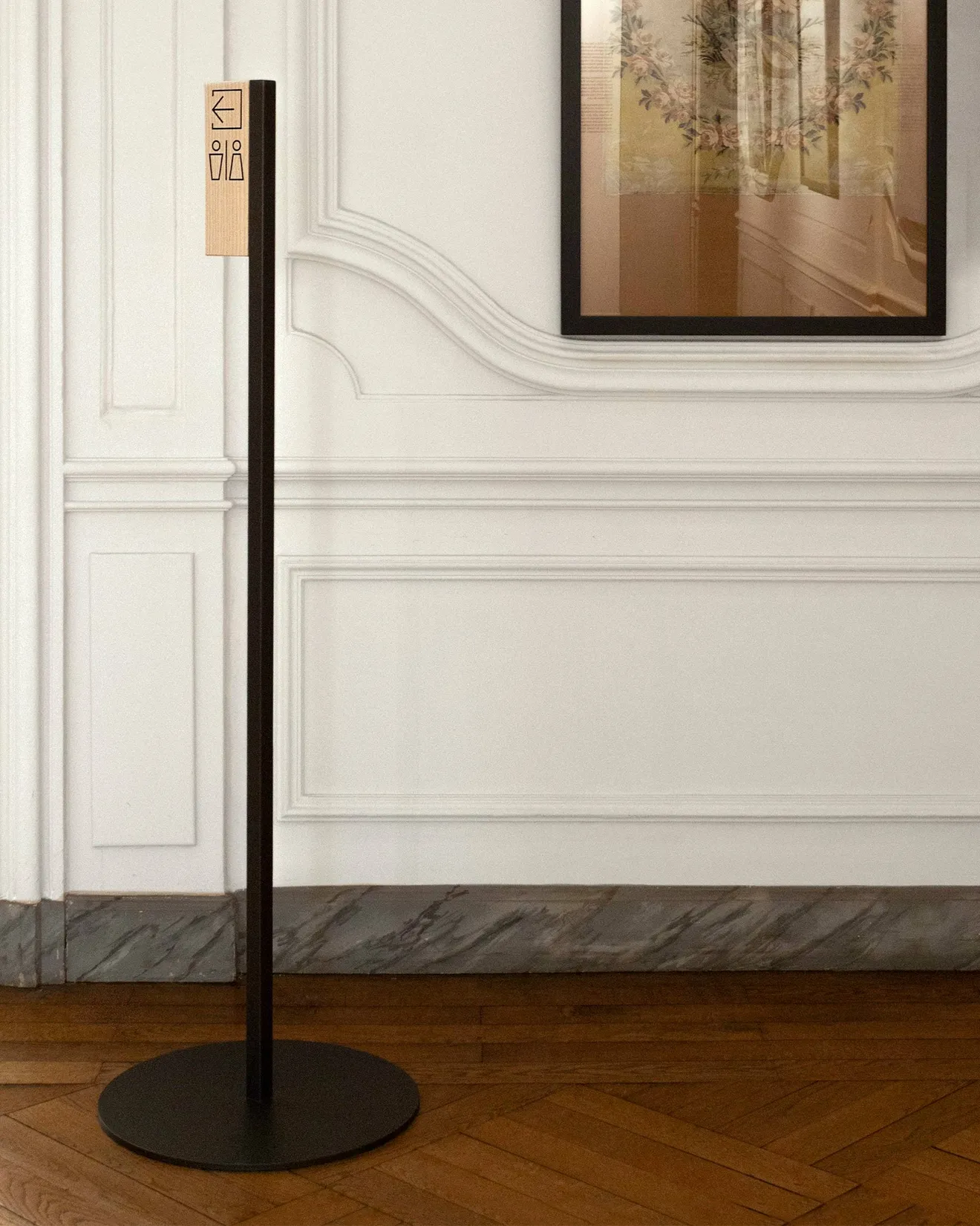 Totem pictogramme de la signalétique du Musée des Tissus de Lyon — conception de système signalétique pour musée, graphiste freelance Montauban, Occitanie