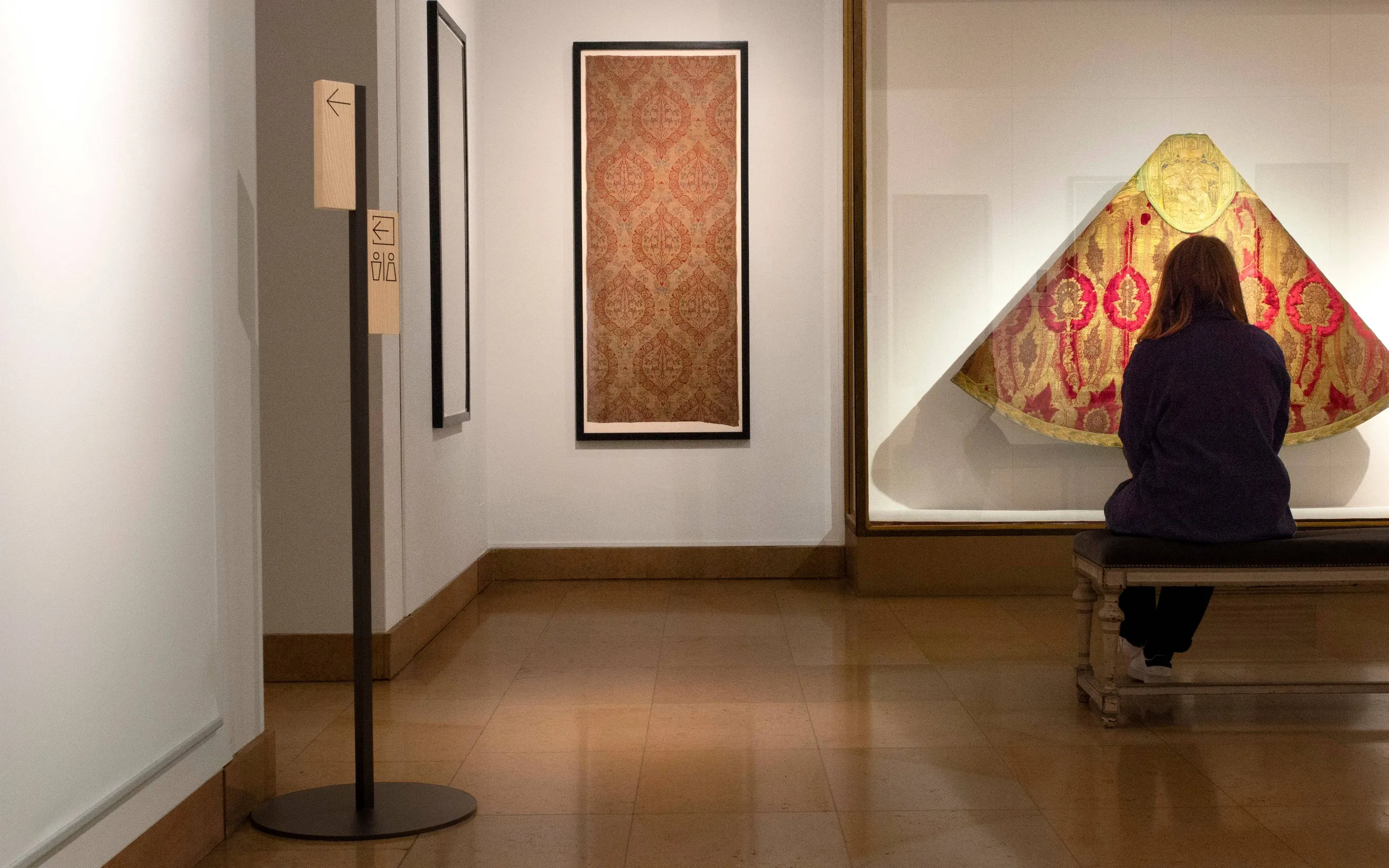 Totem de signalétique en situation dans une galerie du Musée des Tissus de Lyon — conception graphique de signalétique muséale, graphiste freelance Cahors, Occitanie